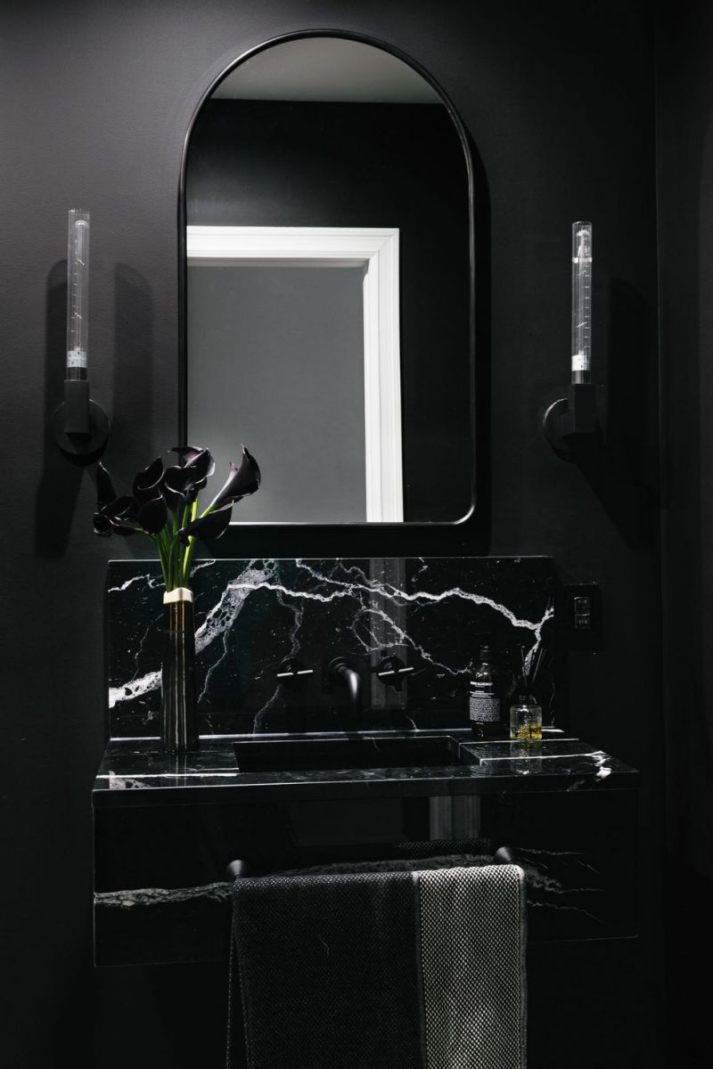 Phòng tắm màu đen tuyền sang trọng